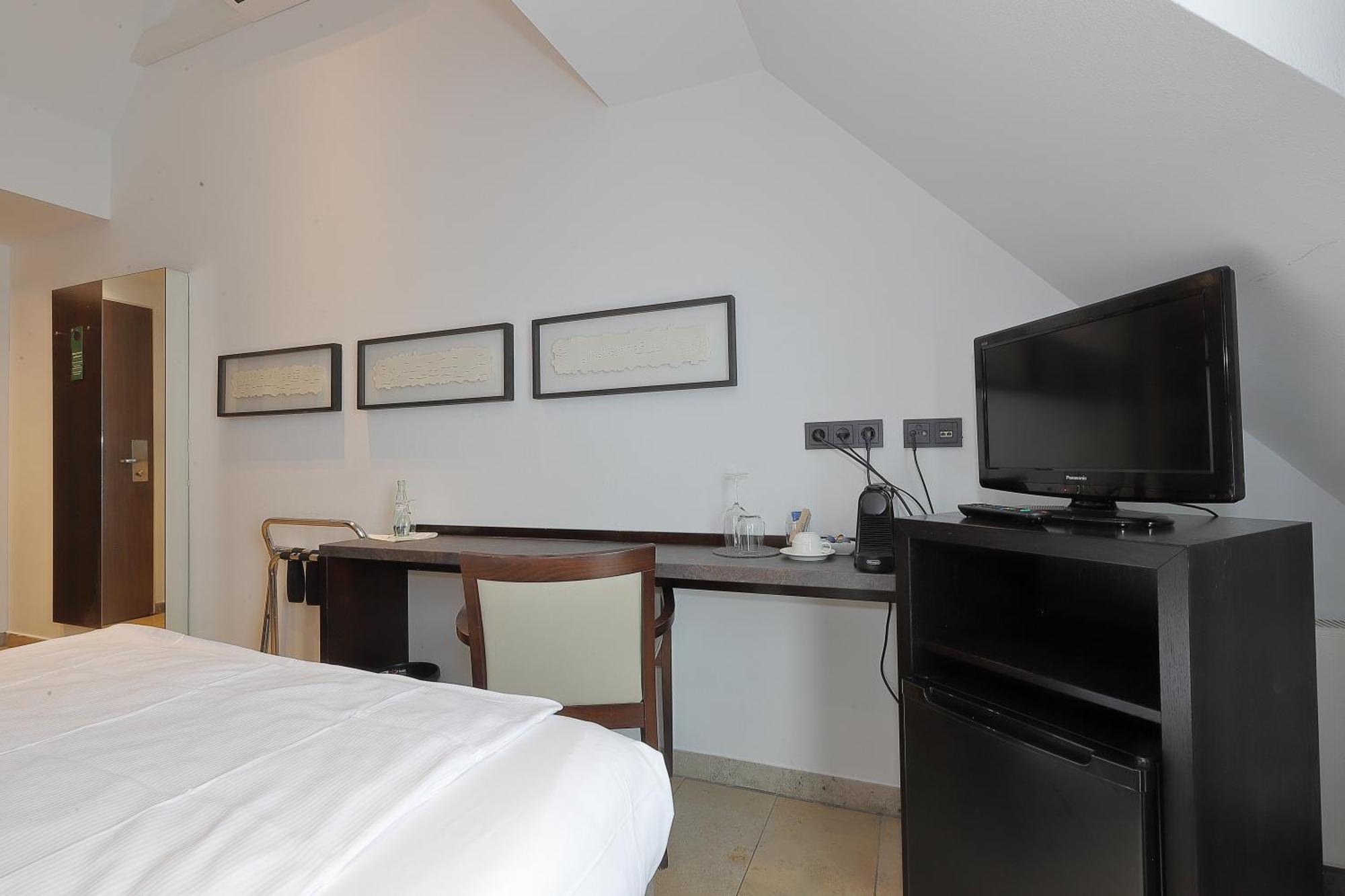 Devin Art Hotel Дюссельдорф Экстерьер фото