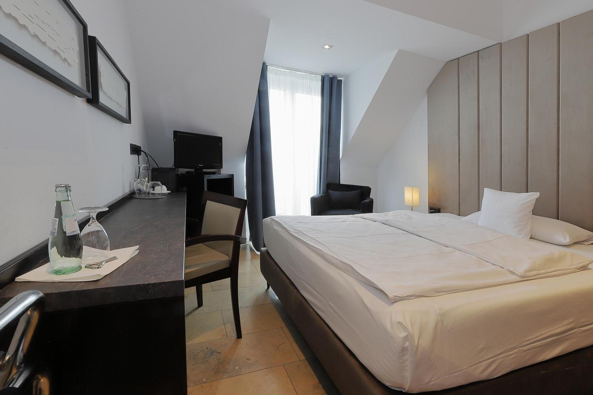 Devin Art Hotel Дюссельдорф Экстерьер фото