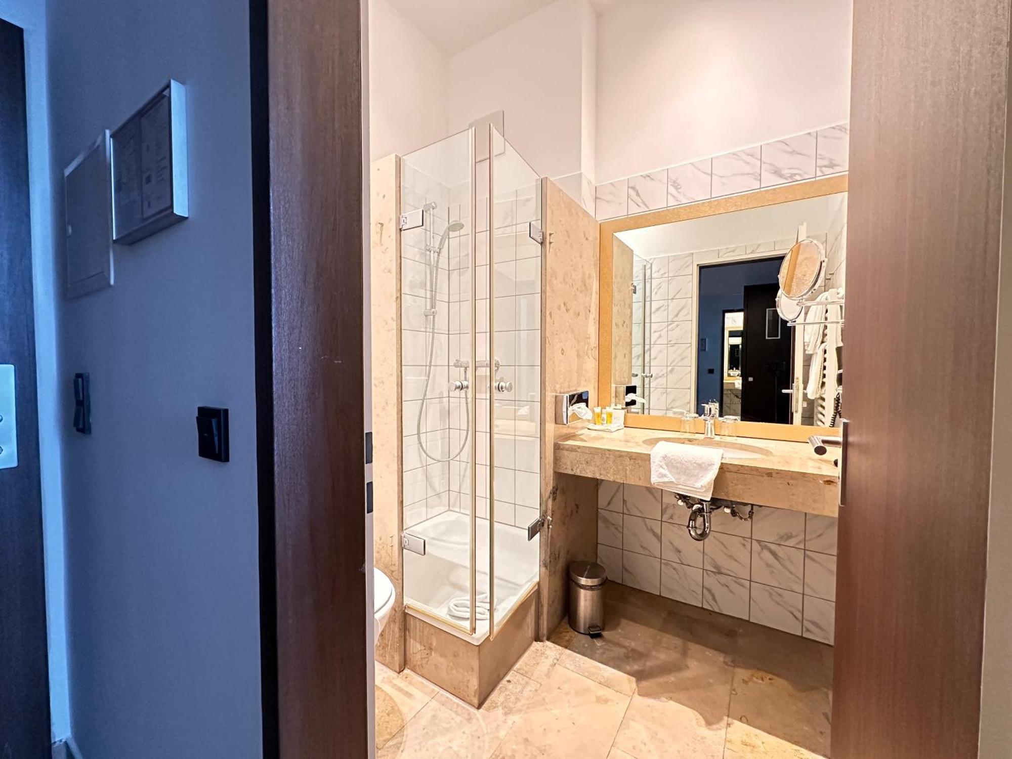 Devin Art Hotel Дюссельдорф Экстерьер фото